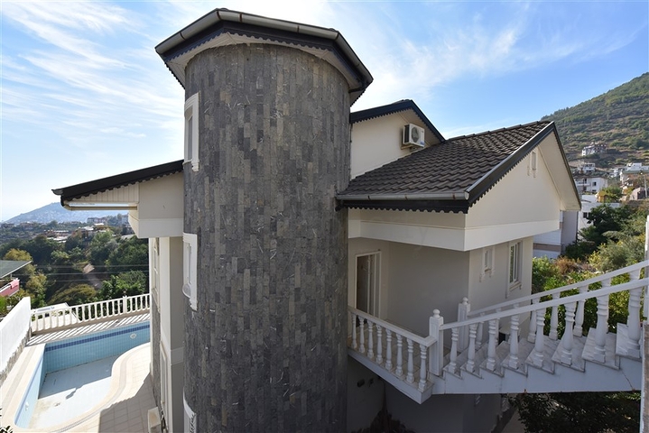 اطلالة بحر وقلعة -فيلا مستقلة في مركز الانيا 