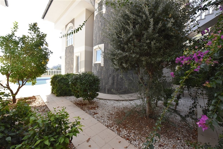 اطلالة بحر وقلعة -فيلا مستقلة في مركز الانيا 