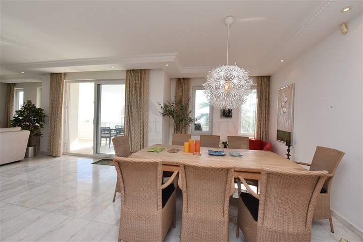 اطلالة بحر وقلعة -فيلا مستقلة في مركز الانيا 