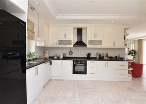 اطلالة بحر وقلعة -فيلا مستقلة في مركز الانيا 