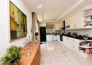 اطلالة بحر وقلعة -فيلا مستقلة في مركز الانيا 