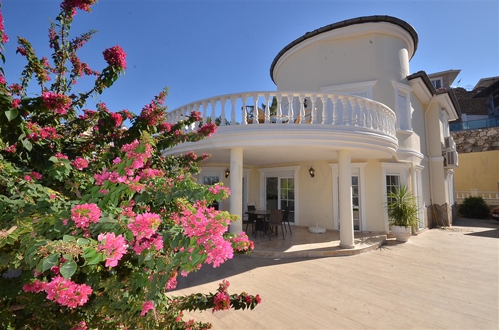 اطلالة بحر -فيلا مستقلة مع مسبح خاص -3 غرف وصالة -في كارجيجاك / الانيا 