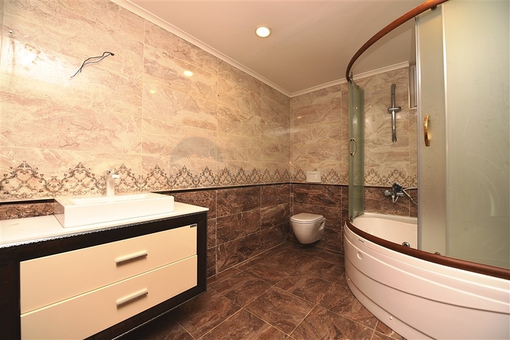 دوبلكس عائلية واسعة باطلالة بحر - ضمن مجمع سكني في محمودلار / الانيا 