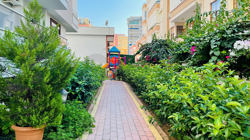 دوبلكس عائلية واسعة باطلالة بحر - ضمن مجمع سكني في محمودلار / الانيا 