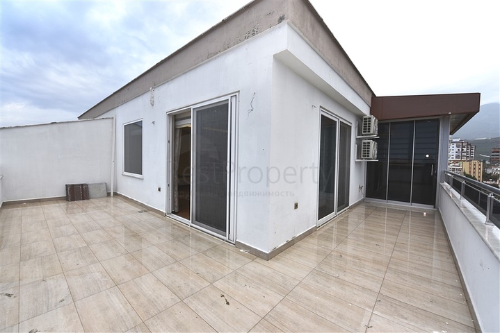 دوبلكس عائلية واسعة باطلالة بحر - ضمن مجمع سكني في محمودلار / الانيا 