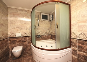 دوبلكس عائلية واسعة باطلالة بحر - ضمن مجمع سكني في محمودلار / الانيا 