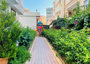 دوبلكس عائلية واسعة باطلالة بحر - ضمن مجمع سكني في محمودلار / الانيا 