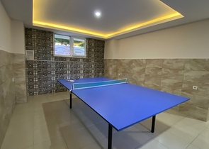 دوبلكس عائلية واسعة باطلالة بحر - ضمن مجمع سكني في محمودلار / الانيا 