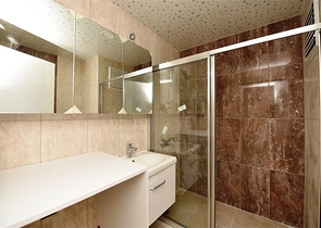 مطبخ منفصل - شقة 2 غرفة وصالة -جديدة- في مركز الانيا 