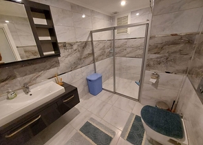 اطلالة بحر -شقة 2 غرفة وصالة -مفروشة -ضمن مجمع سكني في محمودلار / الانيا 