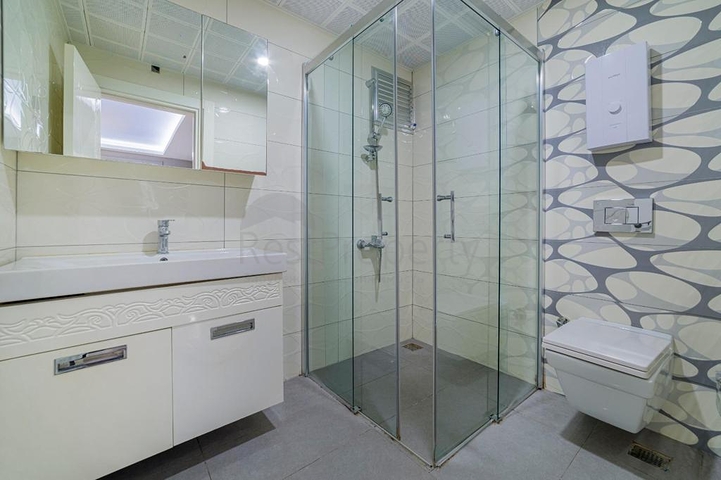 شقة واسعة - غرفة نوم وصالة -اثاث انيق -في محمودلار / الانيا 