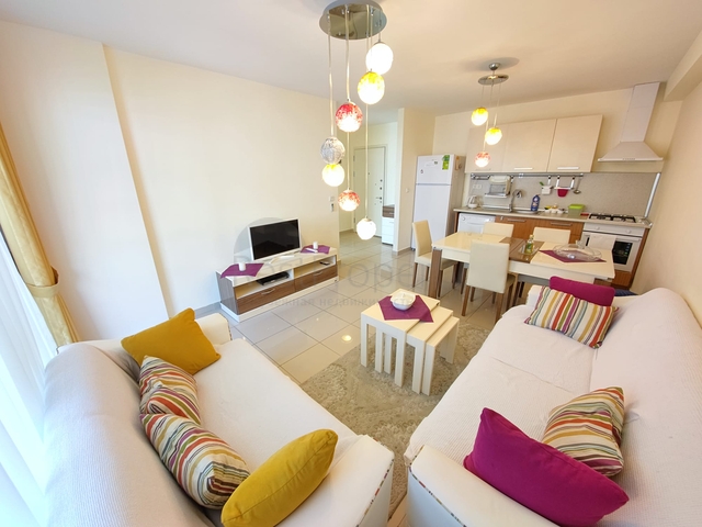 شقة غرفة وصالة مفروشة -ضمن مجمع سكني في محمودلار/ الانيا 