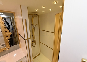 مجمع فاخر في مركز الانيا -شقة غرفتين وصالة انيقة . 