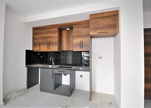 مناسبة للعطلات والاستثمار -شقة 1+1 ضمن مجمع حديث في محمودلار/ الانيا 