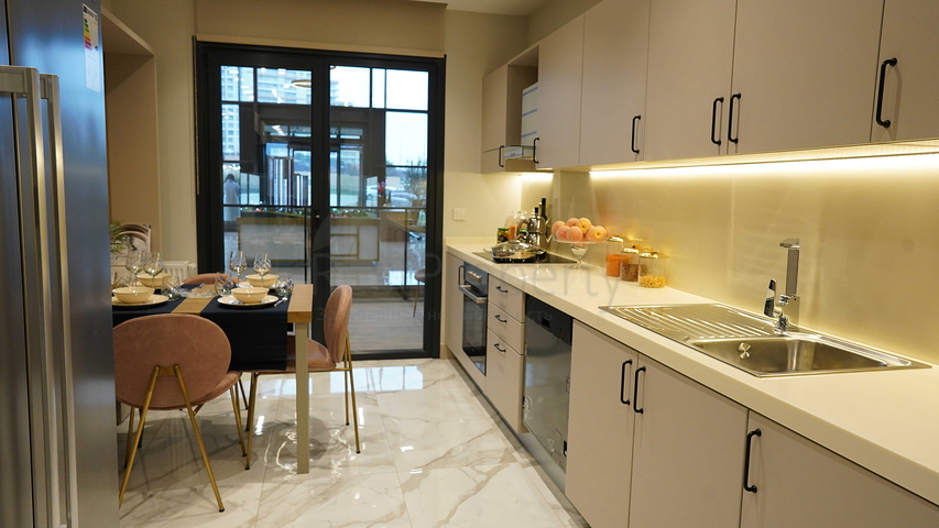 مجمع في اسطنبول مع تقاطع مواصلات مثالي