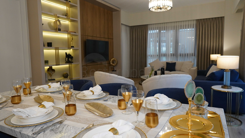 مجمع في اسطنبول مع تقاطع مواصلات مثالي