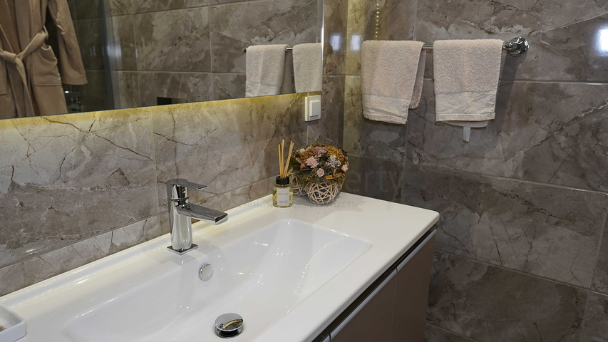 مجمع في اسطنبول مع تقاطع مواصلات مثالي