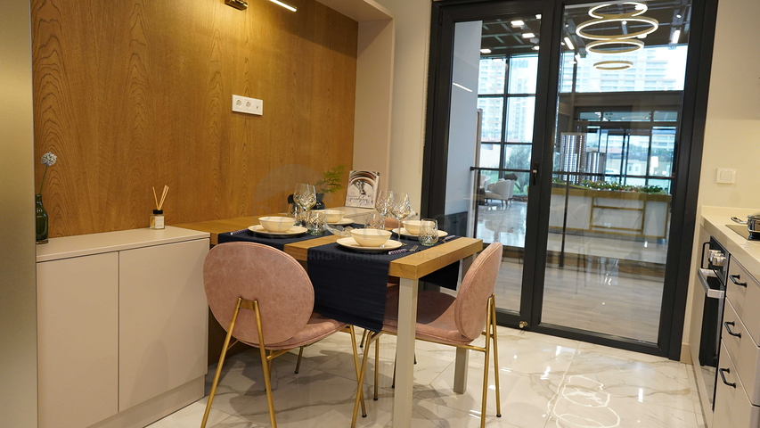 مجمع في اسطنبول مع تقاطع مواصلات مثالي