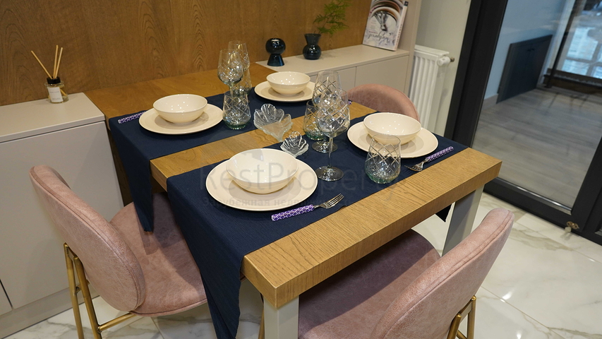 مجمع في اسطنبول مع تقاطع مواصلات مثالي