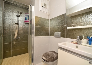 شقق اطلالة بحر في الانيا - تصميم 1+2 مفروشة -مجمع فاخر -في محمودلار / الانيا 