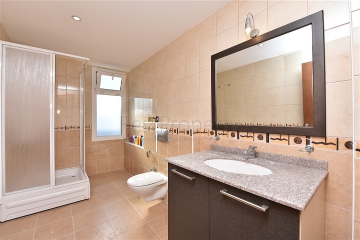 اطلالة بحر ونهر -شقة واسعة غرفتين وصالة -في توسمور / الانيا 