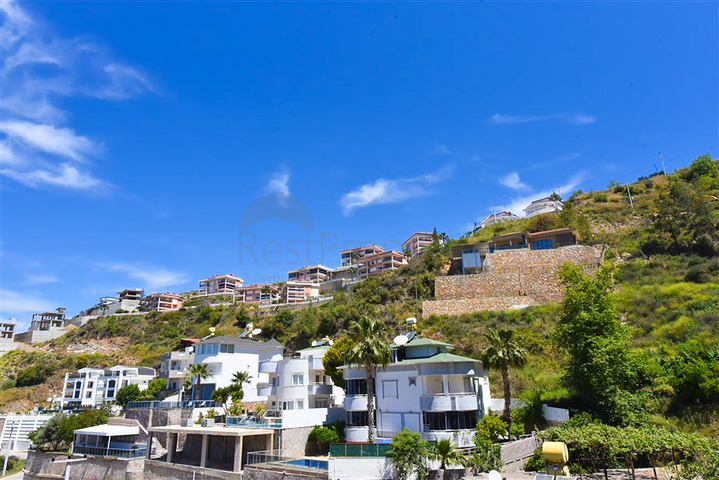 فلل للبيع في الانيا -تصميم فاخر مع مسبح خاص -في كارجيجاك / الانيا 