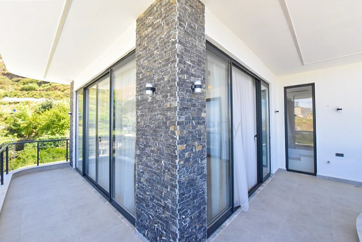 فلل للبيع في الانيا -تصميم فاخر مع مسبح خاص -في كارجيجاك / الانيا 