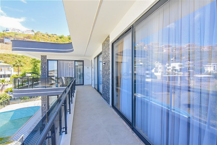 فلل للبيع في الانيا -تصميم فاخر مع مسبح خاص -في كارجيجاك / الانيا 