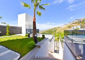 فلل للبيع في الانيا -تصميم فاخر مع مسبح خاص -في كارجيجاك / الانيا 