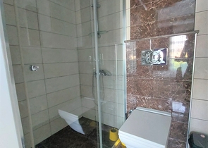 منطقة سكنية هادئة وقريبة من الخدامات - شقة 2 غرفة وصالة مفروشة -مجمع جديد -في اوبا / الانيا 