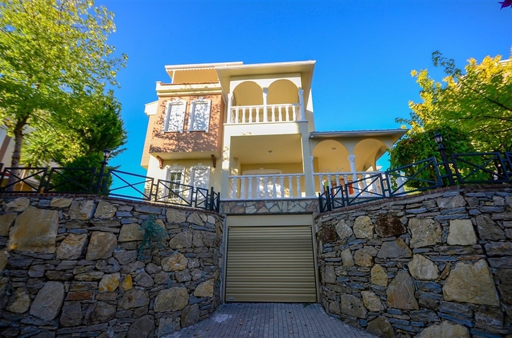 فلل للبيع في الانيا - فيلا 3 غرف وصالة واسعة -ضمن مجمع -في افسلار / الانيا 