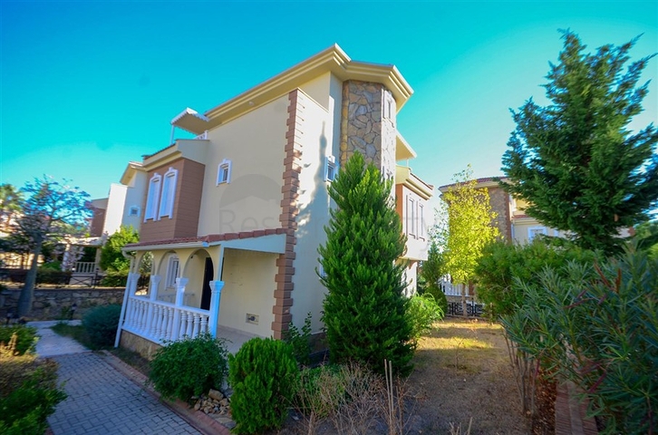 فلل للبيع في الانيا - فيلا 3 غرف وصالة واسعة -ضمن مجمع -في افسلار / الانيا 