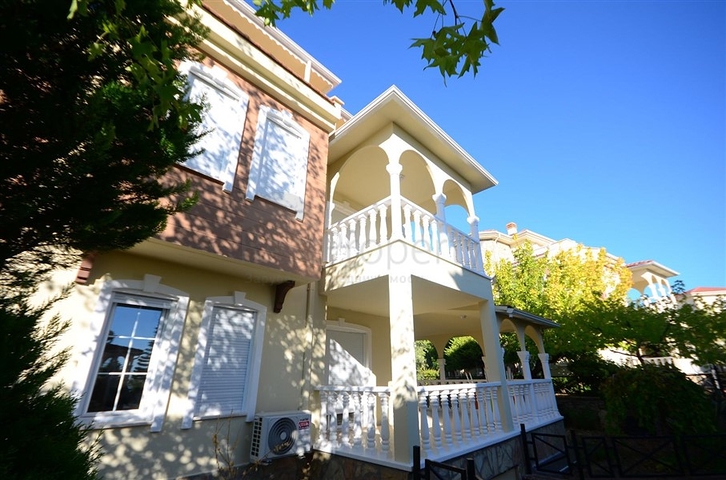 فلل للبيع في الانيا - فيلا 3 غرف وصالة واسعة -ضمن مجمع -في افسلار / الانيا 