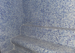 شقة غرفة وصالة جديدة - مفروشة وضمن مجمع سكني في محمودلار / الانيا 