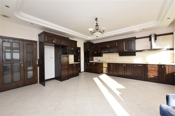 قريبة من شاطئ كليوباترا -دوبلكس 3 غرف وصالة -في مركز الانيا 