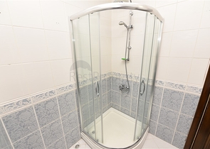 قريبة من شاطئ كليوباترا -دوبلكس 3 غرف وصالة -في مركز الانيا 