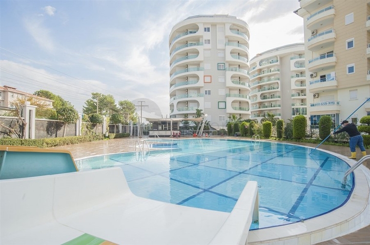 اطلالة بحر - شقة للبيع ضمن مجمع يضم كافة الخدمات في افسلار / الانيا 