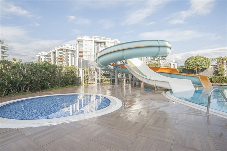 اطلالة بحر - شقة للبيع ضمن مجمع يضم كافة الخدمات في افسلار / الانيا 