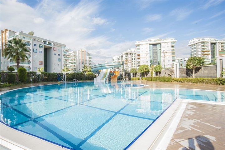 اطلالة بحر - شقة للبيع ضمن مجمع يضم كافة الخدمات في افسلار / الانيا 