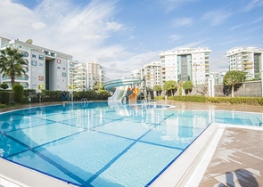 اطلالة بحر - شقة للبيع ضمن مجمع يضم كافة الخدمات في افسلار / الانيا 