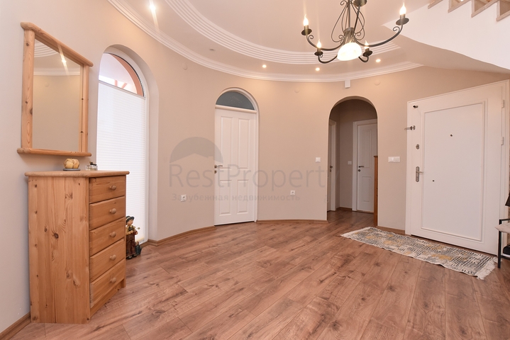 فيلات للبيع في الانيا - 3 غرف وصالة مفروشة -في اوبا / الانيا 