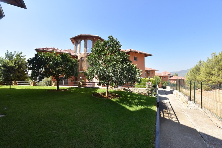 فيلات للبيع في الانيا - 3 غرف وصالة مفروشة -في اوبا / الانيا 