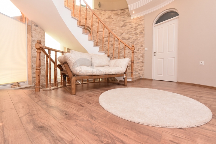 فيلات للبيع في الانيا - 3 غرف وصالة مفروشة -في اوبا / الانيا 