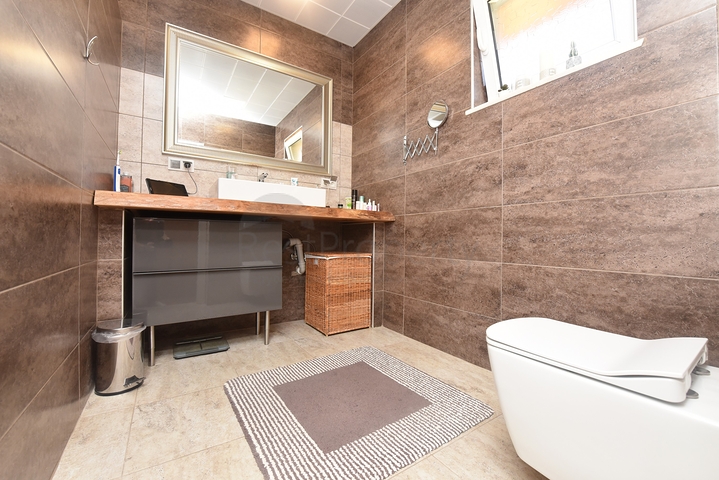 فيلات للبيع في الانيا - 3 غرف وصالة مفروشة -في اوبا / الانيا 