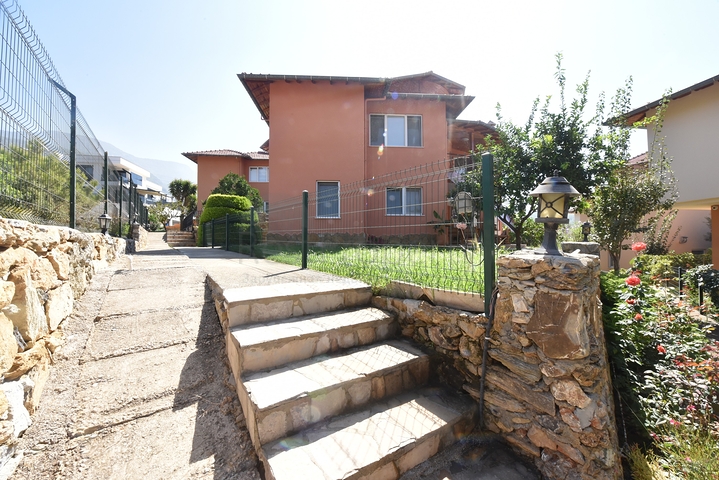 فيلات للبيع في الانيا - 3 غرف وصالة مفروشة -في اوبا / الانيا 