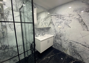 شقة عائلية واسعة في الانيا - غرفتين وصالة مفروشة -ضمن مجمع سكني -محمودلار/ الانيا 