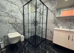 شقة عائلية واسعة في الانيا - غرفتين وصالة مفروشة -ضمن مجمع سكني -محمودلار/ الانيا 