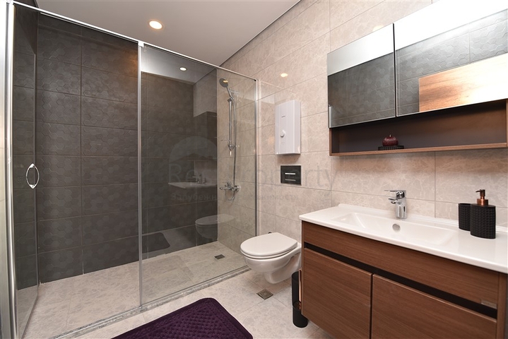 اطلالة بحر - دوبلكس 4 غرف وصالة -ضمن مجمع 5 نجوم -في محمودلار / الانيا 