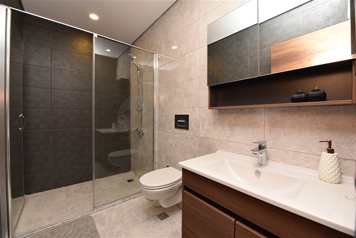 اطلالة بحر - دوبلكس 4 غرف وصالة -ضمن مجمع 5 نجوم -في محمودلار / الانيا 