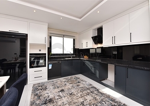 اطلالة بحر - دوبلكس 4 غرف وصالة -ضمن مجمع 5 نجوم -في محمودلار / الانيا 